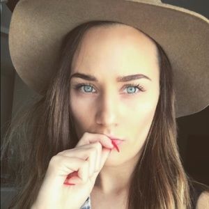 Meet your Posher, Carly